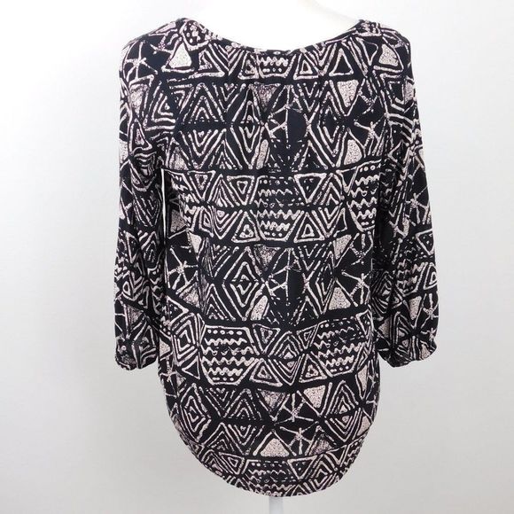 Mossimo black and white pull over blouse. - Picture 5 of 6